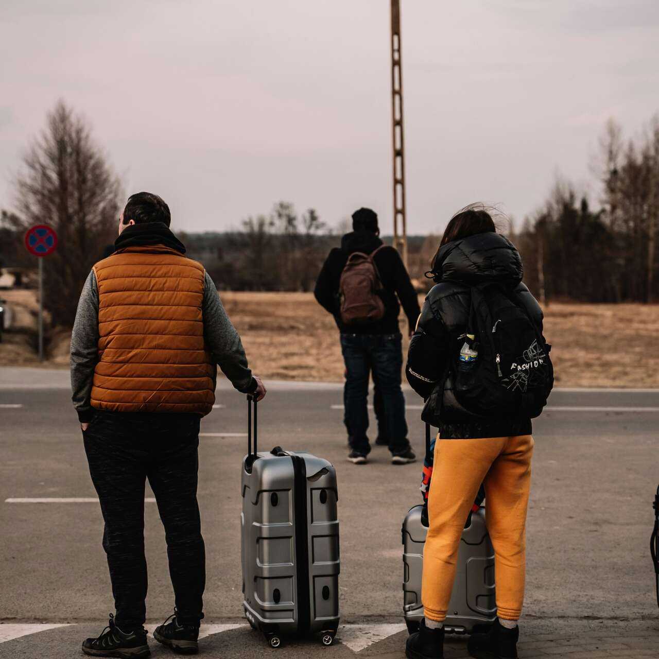 Geflüchtete aus der Ukraine, die an der Grenze stehen.
